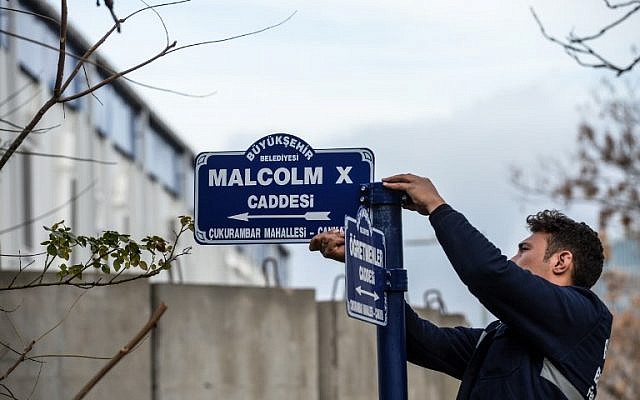 un employé municipal d'Ankara remplace le panneau de la rue de l'ambassade américaine en Turquie, le 29 novembre 2018. (Crédit : AFP)