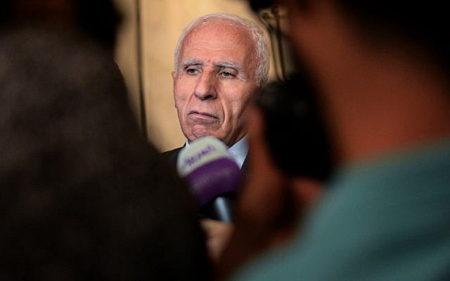 Azzam al-Ahmad, chef du comité central du Fatah et de sa délégation durant une conférence de presse à la fin de deux jours d'entretiens à huis-clos entre représentants de 13 partis politiques majeurs dans la capitale égyptienne du Caire, le 22 novembre 2017 (Crédit : AFP PHOTO / MOHAMED EL-SHAHED) Azzam al-Ahmad, chef du comité central du Fatah et de sa délégation durant une conférence de presse à la fin de deux jours d'entretiens à huis-clos entre représentants de 13 partis politiques majeurs dans la capitale égyptienne du Caire, le 22 novembre 2017 (Crédit : AFP PHOTO / MOHAMED EL-SHAHED)