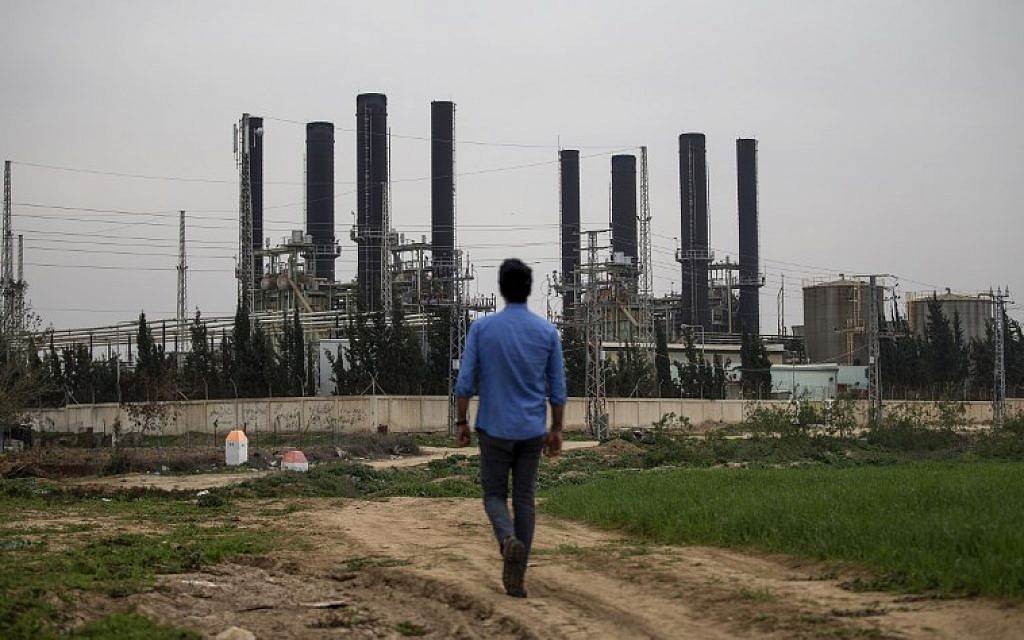 Une Palestinien devant l'unique centrale électrique de Gaza, le 15 février 2018. (Crédit : AFP PHOTO / MOHAMMED ABED) Une Palestinien devant l'unique centrale électrique de Gaza, le 15 février 2018. (Crédit : AFP PHOTO / MOHAMMED ABED)