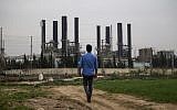 Une Palestinien devant l'unique centrale électrique de Gaza, le 15 février 2018. (Crédit : AFP PHOTO / MOHAMMED ABED)