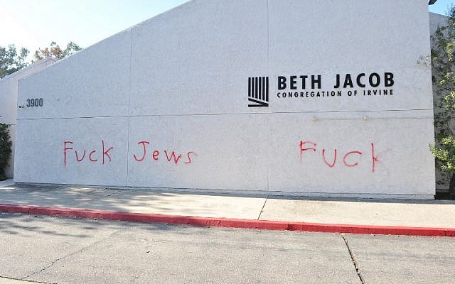 Un tag antisémitie sur la facade de la Beth Jacob Congregation à Irvine, en Californie, le 31 octobre 2018. (Crédit ! Allen Berezovsky/Getty Images/AFP) Un tag antisémitie sur la facade de la Beth Jacob Congregation à Irvine, en Californie, le 31 octobre 2018. (Crédit ! Allen Berezovsky/Getty Images/AFP)