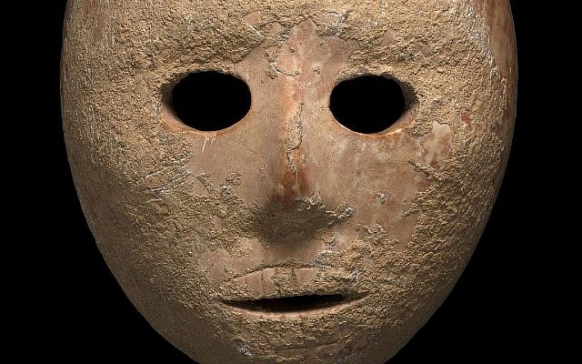 Un masque en pierre de 9000 ans découvert dans le sud des collines de Hébron, en Cisjordanie, début 2018 (Crédit : Clara Amit, Autorité israélienne des antiquités)