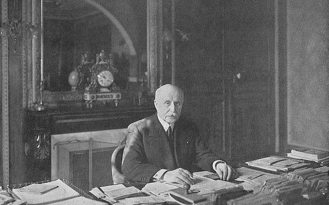 Le maréchal Pétain, vice-président du Conseil, dans son bureau en mai 1940. (Domaine public)