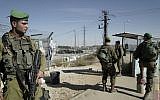 Des soldats israéliens montent la garde à l'échangeur du Gush Etzion après qu'une voiture a blessé deux autres soldats, le  17 novembre 2017. (Crédit : armée israélienne)