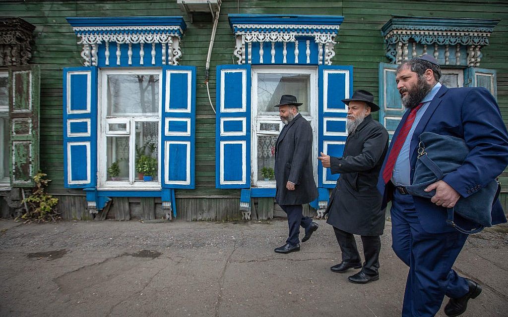 Le rabbin Aharon Wagner (premier à partir de la gauche) et quelques-uns des invités qui ont assisté aux événements du 200e anniversaire passent devant un bâtiment en bois local caractéristique. (Eli Itkin/ Dorit Wagner/La communauté juive d'Irkoutsk)