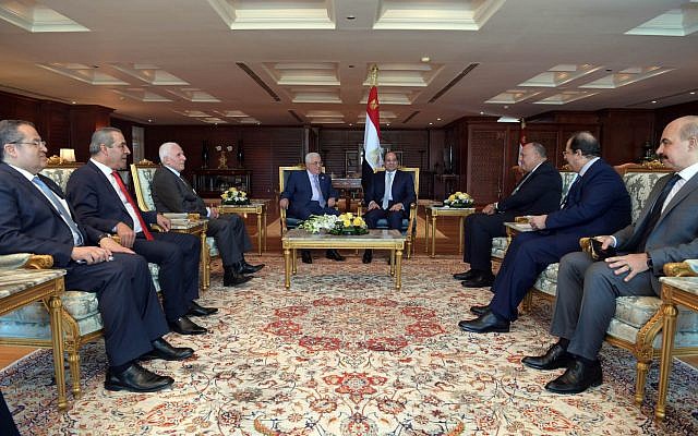 Le président de l'Autorité palestinienne Mahmoud Abbas, au centre- gauche, et le président égyptien Abdel Fattah el-Sissi, au centre-droit, se rencontrent à Sharm al-Sheikh le 3 novembre 2018 (Crédit : Wafa) Le président de l'Autorité palestinienne Mahmoud Abbas, au centre- gauche, et le président égyptien Abdel Fattah el-Sissi, au centre-droit, se rencontrent à Sharm al-Sheikh le 3 novembre 2018 (Crédit : Wafa)