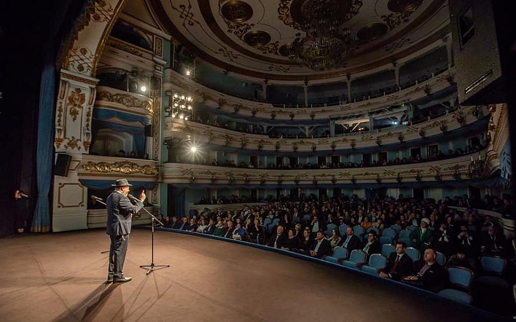 Le rabbin Aharon Wagner s'exprimant au théâtre dramatique d'Okhlopkov, où des centaines de personnes se sont réunies pour célébrer le 200e anniversaire de la communauté le 22 octobre 2018. (Dorit Wagner/La communauté juive d'Irkoutsk)