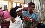 Sintayehu Shafrao, un participant du Concours biblique, accueille sa mère Alem Wondie à l'aéroport Ben Gurion, le 6 novembre 2018, à son arrivée avec le reste de sa famille. (Avec l'aimable autorisation de Heart of Israel)