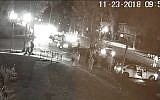 Collision entre deux voitures à Los Angeles lors d'un incident antisémite, le 25 novembre 2018. (Crédit : capture d'écran YouTube)