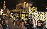 Des manifestants avec des pancartes "Nazis, dehors" durant une manifestation contre le parti autrichien pour la Liberté, le FPÖ, à Vienne, en Autriche, le 15 octobre 2017. (Crédit : AP Photo/Ronald Zak)