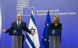 La haute représentante de l'Union européenne pour les Affaires étrangères et la politique de sécurité, Federica Mogherini, et le Premier ministre Benjamin Netanyahu lors d'une conférence de presse au siège de l'UE à Bruxelles, le lundi 11 décembre 2017. (AP Photo/Virginia Mayo)