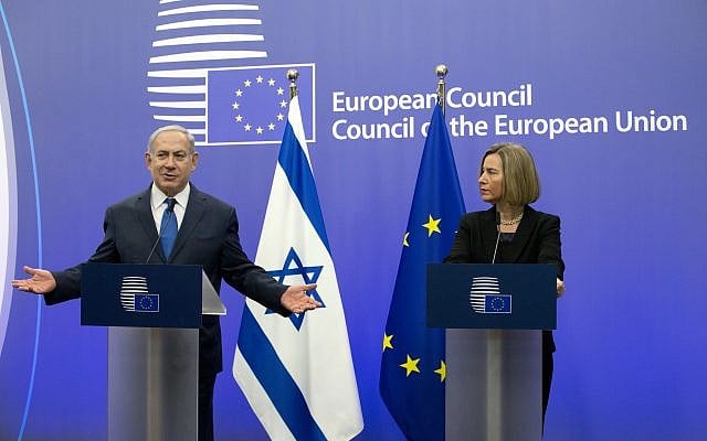 La haute représentante de l'Union européenne pour les Affaires étrangères et la politique de sécurité, Federica Mogherini, et le Premier ministre Benjamin Netanyahu lors d'une conférence de presse au siège de l'UE à Bruxelles, le lundi 11 décembre 2017. (AP Photo/Virginia Mayo) La haute représentante de l'Union européenne pour les Affaires étrangères et la politique de sécurité, Federica Mogherini, et le Premier ministre Benjamin Netanyahu lors d'une conférence de presse au siège de l'UE à Bruxelles, le lundi 11 décembre 2017. (AP Photo/Virginia Mayo)