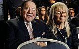 Sheldon Adelson aux côtés de son épouse Miriam lors d'un débat présidentiel entre la candidate démocrate Hillary Clinton et le candidat républicain Donald Trump à la Hofstra University à Hempstead) New York, le 26 septembre 2016 (Crédit : AP/Patrick Semansky)