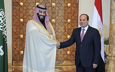 Le président égyptien Abdel-Fattah el-Sissi, à droite, rencontre le prince saoudien  Prince Mohammed bin Salman au Caire, en Egypte, le 6 mars 2018 (Crédit : Mohammed Samaha/Egypt's state news agency, MENA via AP/File)