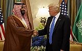 Le président Donald Trump serre la main du Prince héritier saoudien et ministre de la Défense Mohammed ben Salmane à Riyadh, le 20 mai 2017. (Crédit : Evan Vucci/AP)