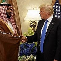 Le président Donald Trump serre la main du Prince héritier saoudien et ministre de la Défense Mohammed ben Salmane à Riyadh, le 20 mai 2017. (Crédit : Evan Vucci/AP)
