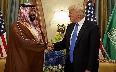Le président Donald Trump serre la main du Prince héritier saoudien et ministre de la Défense Mohammed ben Salmane à Riyadh, le 20 mai 2017. (Crédit : Evan Vucci/AP) Le président Donald Trump serre la main du Prince héritier saoudien et ministre de la Défense Mohammed ben Salmane à Riyadh, le 20 mai 2017. (Crédit : Evan Vucci/AP)