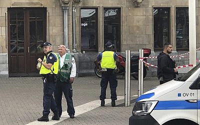 Des agents de police néerlandais sur les lieux d'une attaque au couteau près de la gare centrale d'Amsterdam, aux Pays-Bas, le 31 août 2018 Illustration (Crédit : AP Photo/Alex Furtula)