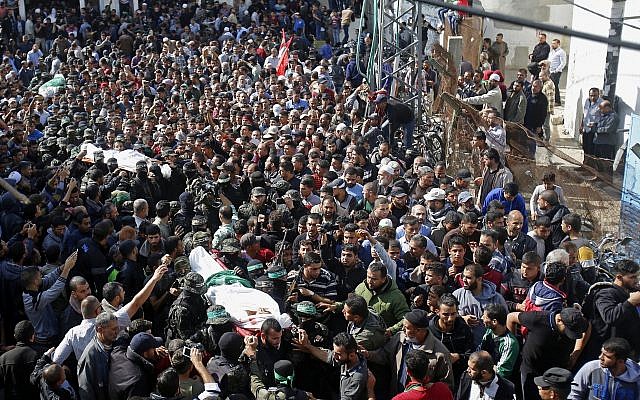 Des Palestiniens portent les corps de deux des sept djihadistes du Hamas tués lors d'un raid israélien, lors de leurs funérailles à Khan Younès, au sud de la bande de Gaza, le 12 novembre 2018. (AP Photo/Adel Hana) Des Palestiniens portent les corps de deux des sept djihadistes du Hamas tués lors d'un raid israélien, lors de leurs funérailles à Khan Younès, au sud de la bande de Gaza, le 12 novembre 2018. (AP Photo/Adel Hana)