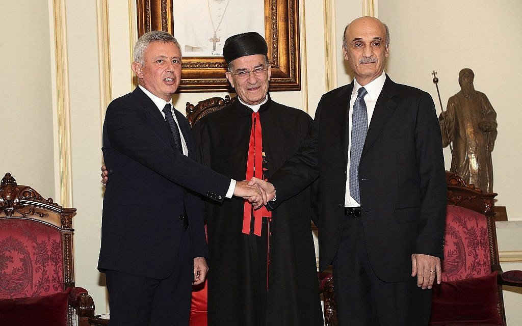 Samir Geagea, chef des Forces libanaises, à droite, serre la main de Sleimane Frangié, en présence du patriarche Béchara Rahi à Beyrouth, le 14 novembre 2018. (Crédit : Aldo Ayoub/Agence de presse libanaise via AP)