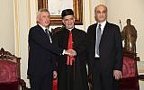 Samir Geagea, chef des Forces libanaises, à droite, serre la main de Sleimane Frangié, en présence du patriarche Béchara Rahi à Beyrouth, le 14 novembre 2018. (Crédit : Aldo Ayoub/Agence de presse libanaise via AP)