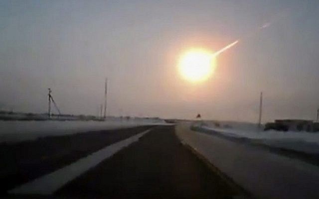En février 2013, une météorite sillonne le ciel de l'Oural russe, provoquant des explosions violentes et blessant des centaines de personnes, dont beaucoup sont blessées par des bris de verre. (AP Photo/Nasha gazeta, www.ng.kz)