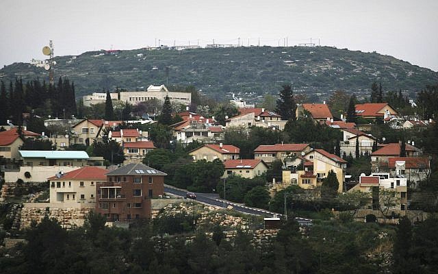 Vue de l'implantation juive Karnei Shomron dans le nord de la Cisjordanie, le 9 avril 2008. (AP Photo/Dan Balilty) Vue de l'implantation juive Karnei Shomron dans le nord de la Cisjordanie, le 9 avril 2008. (AP Photo/Dan Balilty)