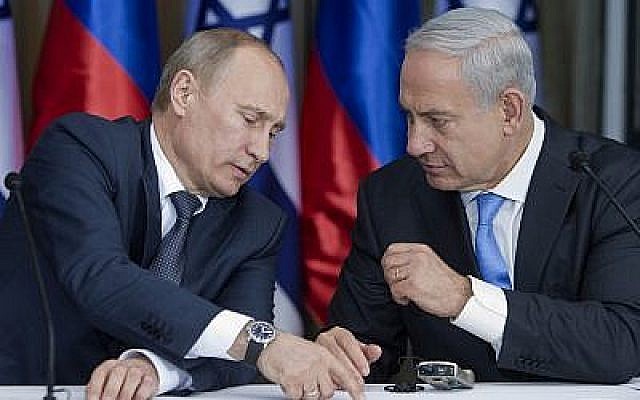 Le président russe Vladimir Poutine s'entretient avec le Premier ministre Benjamin Netanyahu, avant des déclarations communes au terme d'une réunion et d'un déjeuner dans la résidence du dirigeant israélien, à Jérusalem, le 25 juin 2012. (Crédit : AP Photo/Jim Hollander, Pool) Le président russe Vladimir Poutine s'entretient avec le Premier ministre Benjamin Netanyahu, avant des déclarations communes au terme d'une réunion et d'un déjeuner dans la résidence du dirigeant israélien, à Jérusalem, le 25 juin 2012. (Crédit : AP Photo/Jim Hollander, Pool)