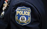 Un insigne de la police de Philadelphie. (Crédit : AP/Matt Rourke)
