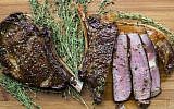 Photo de faux-filet au beurre de thym-ail à  New York (Crédit : Sarah Crowder via AP)