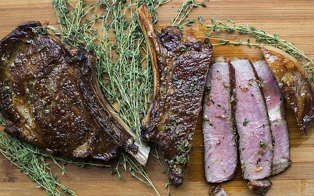 Photo de faux-filet au beurre de thym-ail à  New York (Crédit : Sarah Crowder via AP)