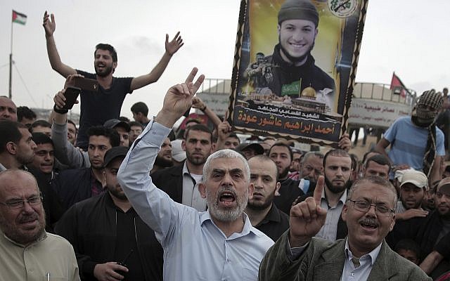 Le chef du Hamas à Gaza, Yahya Sinwar (au centre) aux côtés de manifestants lors d'une visite à la frontière de la bande de Gaza avec Israël, le 20 avril 2018. (Crédit : Khalil Hamra/AP) Le chef du Hamas à Gaza, Yahya Sinwar (au centre) aux côtés de manifestants lors d'une visite à la frontière de la bande de Gaza avec Israël, le 20 avril 2018. (Crédit : Khalil Hamra/AP)