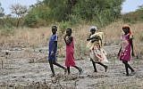 Des fillettes se dirigent vers un dispositif du Programme alimentaire mondial, au nord de Kandak, au Sud-Soudan, le 2 mai 2018. (Crédit : Sam Mednick/AP)