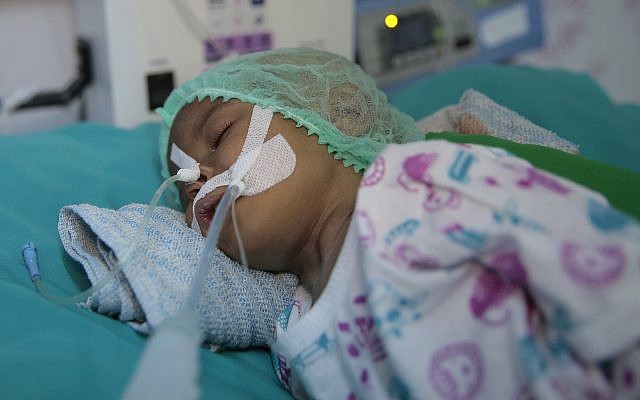 Un enfant souffrant de malnutrition pris en charge à l’hôpital d'Hodeida, au Yemen, le 27 septembre 2018. (Crédit : AP /Hani Mohammed) Un enfant souffrant de malnutrition pris en charge à l’hôpital d'Hodeida, au Yemen, le 27 septembre 2018. (Crédit : AP /Hani Mohammed)