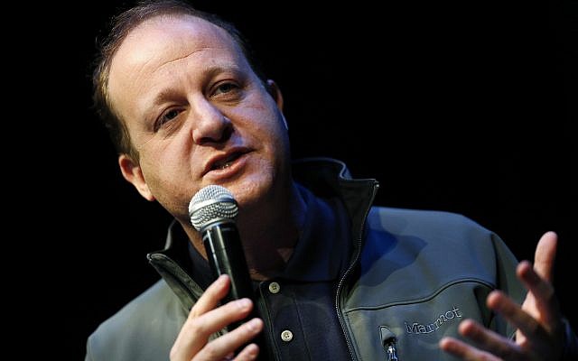 Jared Polis, candidat démocrate au poste de Gouverneur du Colorado, au cours d'un événement de mobilisation des électeurs démocrates à Silverthorne, Colorado,, le 26 octobre 2018 (Crédit : AP Photo/David Zalubowski)