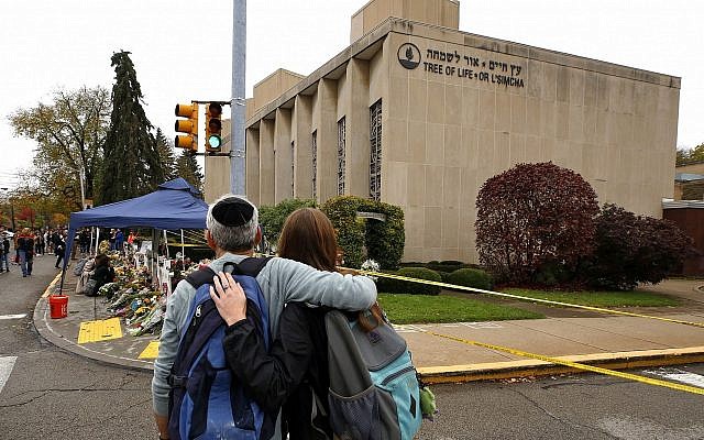 La population rend hommage aux 11 personnes tuées le 27 octobre 2018, devant un mémorial de fortune à l'extérieur de la synagogue Tree of Life, dans le quartier Squirrel Hill de Pittsburgh, le jeudi 1er novembre 2018. (Crédit : AP Photo/Gene J. Puskar) La population rend hommage aux 11 personnes tuées le 27 octobre 2018, devant un mémorial de fortune à l'extérieur de la synagogue Tree of Life, dans le quartier Squirrel Hill de Pittsburgh, le jeudi 1er novembre 2018. (Crédit : AP Photo/Gene J. Puskar)