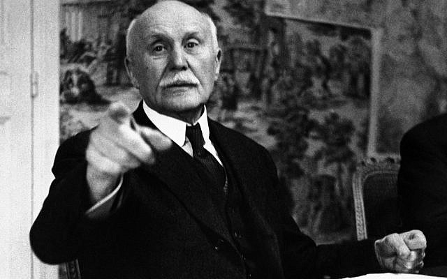 Le maréchal Pétain, le 9 juin 1941 à Vichy. (Crédit : AP/Archives)