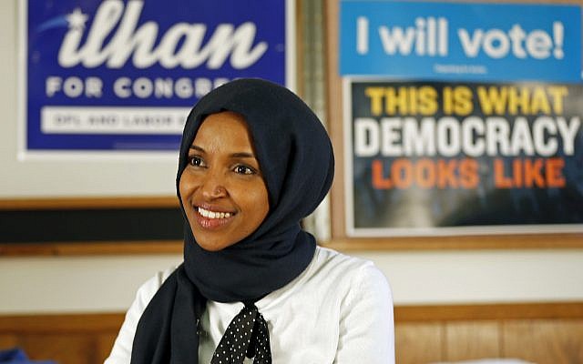 La démocrate Ilhan Omar est interviewée par l'Associated Press le mercredi 7 novembre 2018 à Minneapolis après avoir remporté la 5e circonscription du Congrès du Minnesota à l'élection de mardi. (AP Photo/Jim Mone) La démocrate Ilhan Omar est interviewée par l'Associated Press le mercredi 7 novembre 2018 à Minneapolis après avoir remporté la 5e circonscription du Congrès du Minnesota à l'élection de mardi. (AP Photo/Jim Mone)