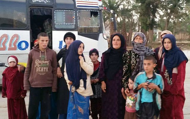 Cette photo de l'agence SANA montre des femmes et des enfants libérés par l'Etat islamique dans la région de Hamima, à l'est de Palmyre, en Syrie, le 8 novembre 2018 (Crédit : SANA via AP) Cette photo de l'agence SANA montre des femmes et des enfants libérés par l'Etat islamique dans la région de Hamima, à l'est de Palmyre, en Syrie, le 8 novembre 2018 (Crédit : SANA via AP)