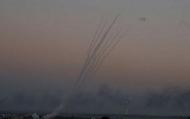 Des roquettes palestiniennes lancées vers Israël depuis Gaza, le 12 novembre 2018 (Crédit : AP/Hatem Moussa) Des roquettes palestiniennes lancées vers Israël depuis Gaza, le 12 novembre 2018 (Crédit : AP/Hatem Moussa)