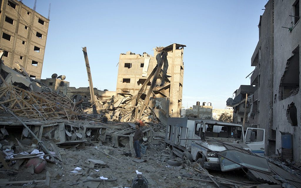 L'immeuble qui abritait la chaine du Hamas Al-Aqsa TV à Gaza détruit par l'armée israélienne. Photo du 13 novembre 2018 (Crédit : AP/Khalil Hamra)
