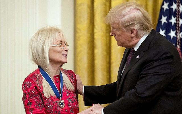 Le président Donald Trump donne la Médaille de la Liberté à Miriam Adelson, épouse du magnat des casinos Sheldon Adelson, méga-donateur du parti républicain, à la Maison Blanche, le vendredi 16 novembre 2018 (Crédit : AP Photo/Andrew Harnik) Le président Donald Trump donne la Médaille de la Liberté à Miriam Adelson, épouse du magnat des casinos Sheldon Adelson, méga-donateur du parti républicain, à la Maison Blanche, le vendredi 16 novembre 2018 (Crédit : AP Photo/Andrew Harnik)