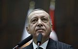 Le président turc Recep Tayyip Erdogan s'adresse aux élus de son parti à Ankara, le 20 novembre 2018. (Crédit : Burhan Ozbilici/AP)