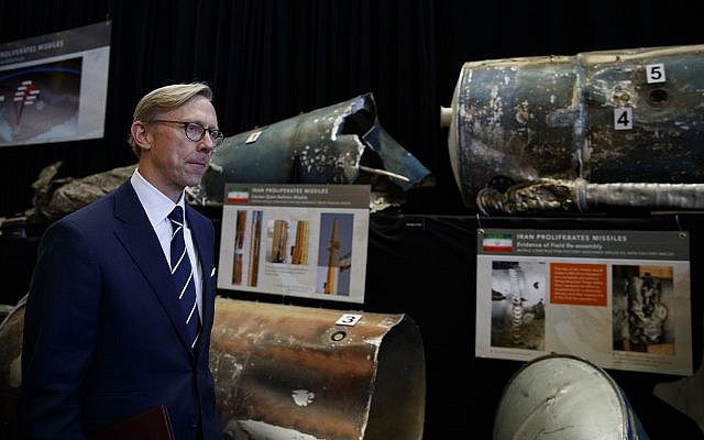 Brian Hook, représentant spécial américain pour l'Iran, devant des missiles à courte-portée iraniens (Qiam) à la base conjointe Anacostia-Bolling de Washington, le 29 novembre 2018 (Crédit : AP Photo/Carolyn Kaster) Brian Hook, représentant spécial américain pour l'Iran, devant des missiles à courte-portée iraniens (Qiam) à la base conjointe Anacostia-Bolling de Washington, le 29 novembre 2018 (Crédit : AP Photo/Carolyn Kaster)