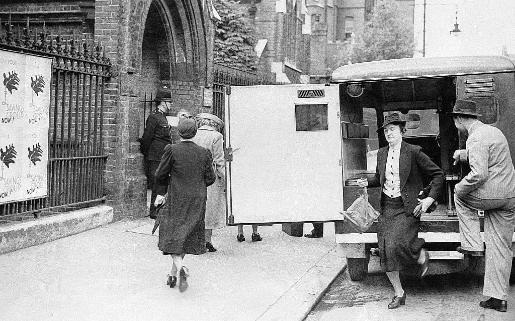 Femmes de "Catégorie B" arrivant au poste de police de Fulham Road à Londres, le 27 mai 1940, avant d'être internées dans des camps sur l'île de Man. (AP Photo)