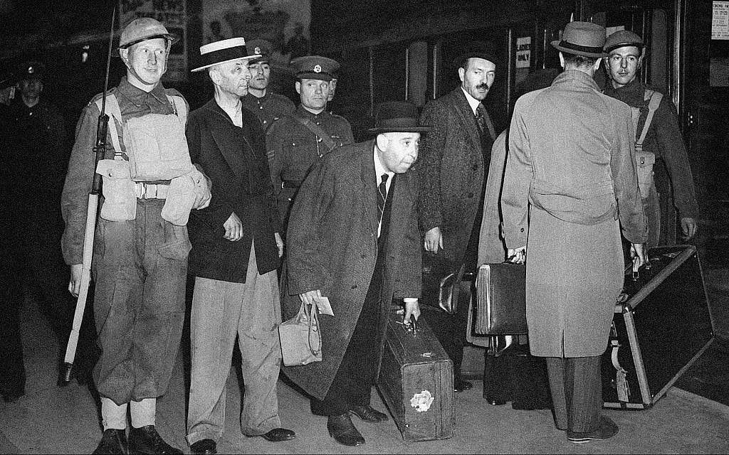 Immigrants et autres "suspects" en route vers un camp d'internement depuis Londres, 13 juin 1940. (AP Photo)