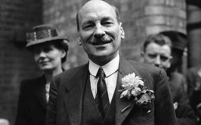 Clement Attlee avec Violet Atlee, à gauche, lors de la grande victoire remportée par le Labour, le 26 juillet 1945 (Crédit : AP Photo) Clement Attlee avec Violet Atlee, à gauche, lors de la grande victoire remportée par le Labour, le 26 juillet 1945 (Crédit : AP Photo)