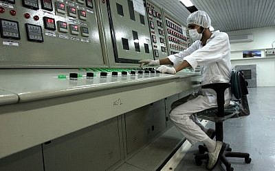 Dans cette photo d'archives du 3 février 2007, un technicien iranien travaille à l'installation de conversion d'uranium située à l'extérieur de la ville d'Ispahan à 410 km au sud de Téhéran. (Crédit : AP Photo / Vahid Salemi, Fichier) Dans cette photo d'archives du 3 février 2007, un technicien iranien travaille à l'installation de conversion d'uranium située à l'extérieur de la ville d'Ispahan à 410 km au sud de Téhéran. (Crédit : AP Photo / Vahid Salemi, Fichier)