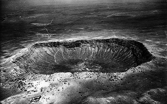 Catastrophe montrée sur une photo non datée du cratère météorique d'une largeur de 1,6 km près de Winslow, en Arizona. Le cratère a été creusé il y a 500 siècles lorsqu'un impact de météorite de 10 000 000 de tonnes a délogé 300 000 000 de tonnes de roche. Le cratère de 180 mètres de profondeur a une circonférence de 8 km. (AP photo/ho)