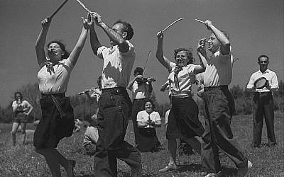 Une troupe folklorique au kibboutz Dalia, 1944 (GPO, domaine public/Wikimedia Commons)